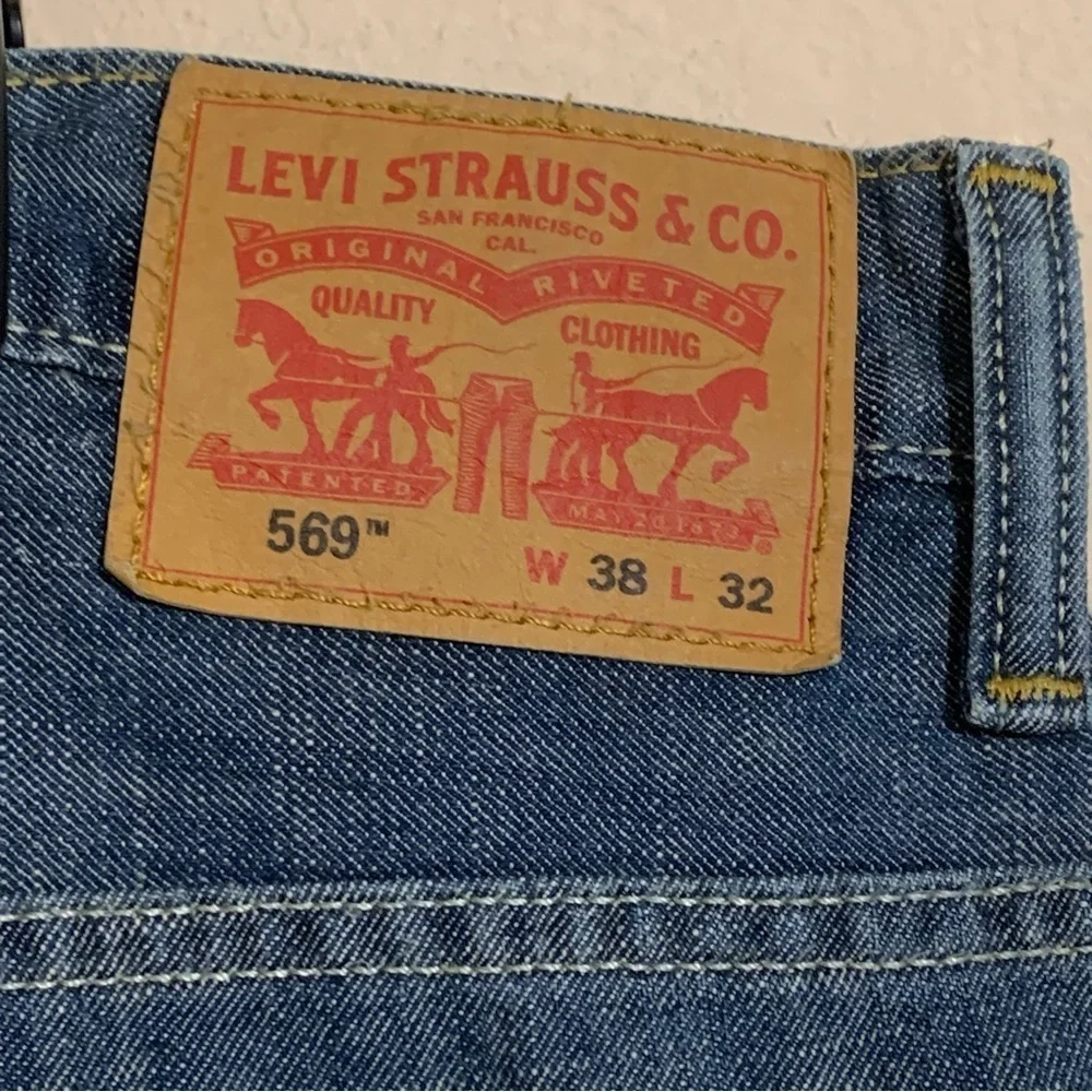 Levi's 569 Men’s Denim Jeans 38x32 Blue 100% Cotton Straight Loose Fit Med Wash